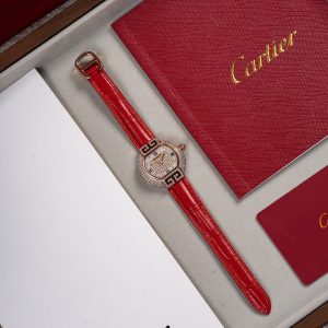 Alternative view of The all-new third-generation upgraded edition is now fully in stock. 🎀🎀🎀 Standard dial P550 Natural pearl mother-of-pearl with diamond accents +100🎀 CARTIER — Tortue(Tortoise-shaped) 🎮1480 Series Fully Upgraded Edition Arrived (This update features deeper engraving on the case back, bringing the overall font closer to the original. The leather strap has been upgraded to authentic Italian 🇮🇹 top-grain calfskin, meticulously crafted to restore the original aesthetic)When all watches are round, the Tortue's avant-garde tortoise-shell design stands out. The double-sided clasp at the hinge symbolizes "love you for ten thousand years," echoing Cartier's enduring design philosophy: "After all this time, you remain my one true love." Each of the eight arrow-shaped and eight star-shaped diamonds is meticulously selected. Embracing a design ethos that transcends tradition in pursuit of innovation, it has once again become a timeless masterpiece!Hands: 1600°C heat-treated blued steel hands. 🎮 Drum-shaped crown with a gemstone radiating brilliant luster. 【Case】 To achieve the original's flawless luster, ultrasonic polishing is applied over mirror polishing—not mold-pressed.【Dial】Roman numerals feature raised printing ink with sharp, burr-free edges. Calendar background and fonts achieve near-identical color matching. 【Hands】Utilize premium hardened blued steel hands. 【Crown】Employs identical material to the original—synthetic topaz of universal interchangeable grade. Upgraded crown prevents sapphire loss. 【Case Back】Enhanced case back screws offer smooth, flush operation.The case back engraving is deep and matches the original font. Dial size: 33mm, clean and crisp 🧚‍♀️🧚‍♀️🧚‍♀️ Upgrade details: The streamlined C1Ct163 movement is officially launched. Hand height has been further reduced to 8.8 threads through refined condensation 👍.Sisters, you can search for movements that can be fitted with zirconia diamonds. Currently, the C1Ct163 movement ranks second online; the first has yet to be discovered. The dial has been redesigned, reducing the number of screws from 16 to 6, freeing up sufficient height to accommodate the beautiful zirconia diamond hands. Development is no easy feat—cherish it while you can.Only 220 sets (limited edition diamond hands) will be released this time, with no future production planned. It's truly a thankless task—time-consuming and mentally draining. Sisters who understand, act fast! Can't help but vent: Custom diamond-shaped hands are no easy feat. Over 8 months and countless scrapped prototypes were required to finally finalize the design. All born from a dream, pursuing perfection and excellence, solely to showcase the beautiful you on your wrist.